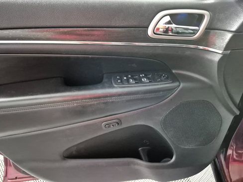 Used 2018 Jeep Grand Cherokee Limited image 16