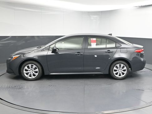 Used 2025 Toyota Corolla LE image 5