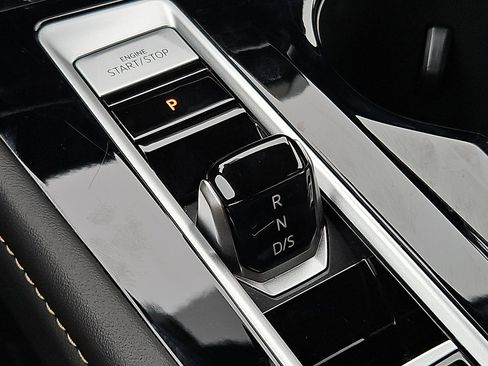 Used 2025 Volkswagen Atlas SE image 14