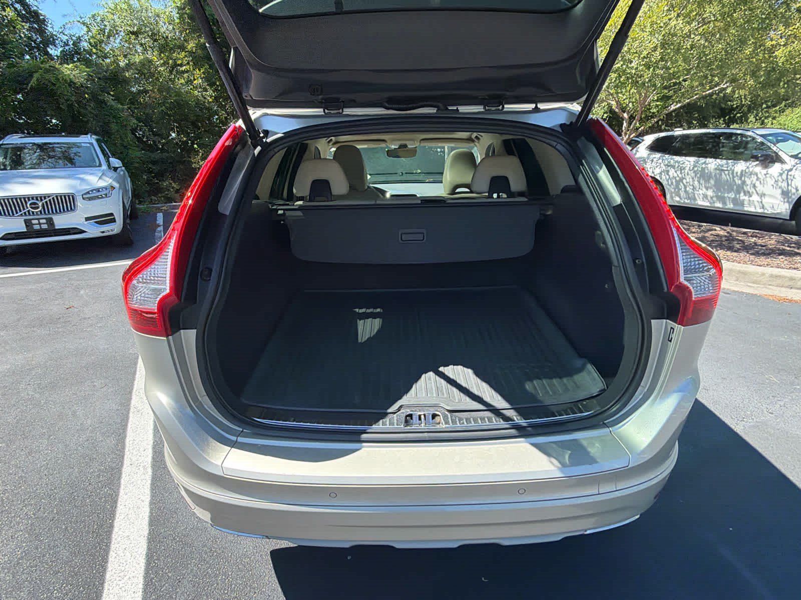 Used 2017 Volvo XC60 T5 Inscription w/ Preferred Option Package FWD image 22