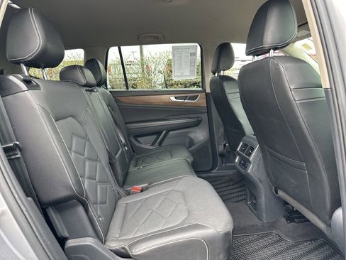 Used 2024 Volkswagen Atlas SE image 30