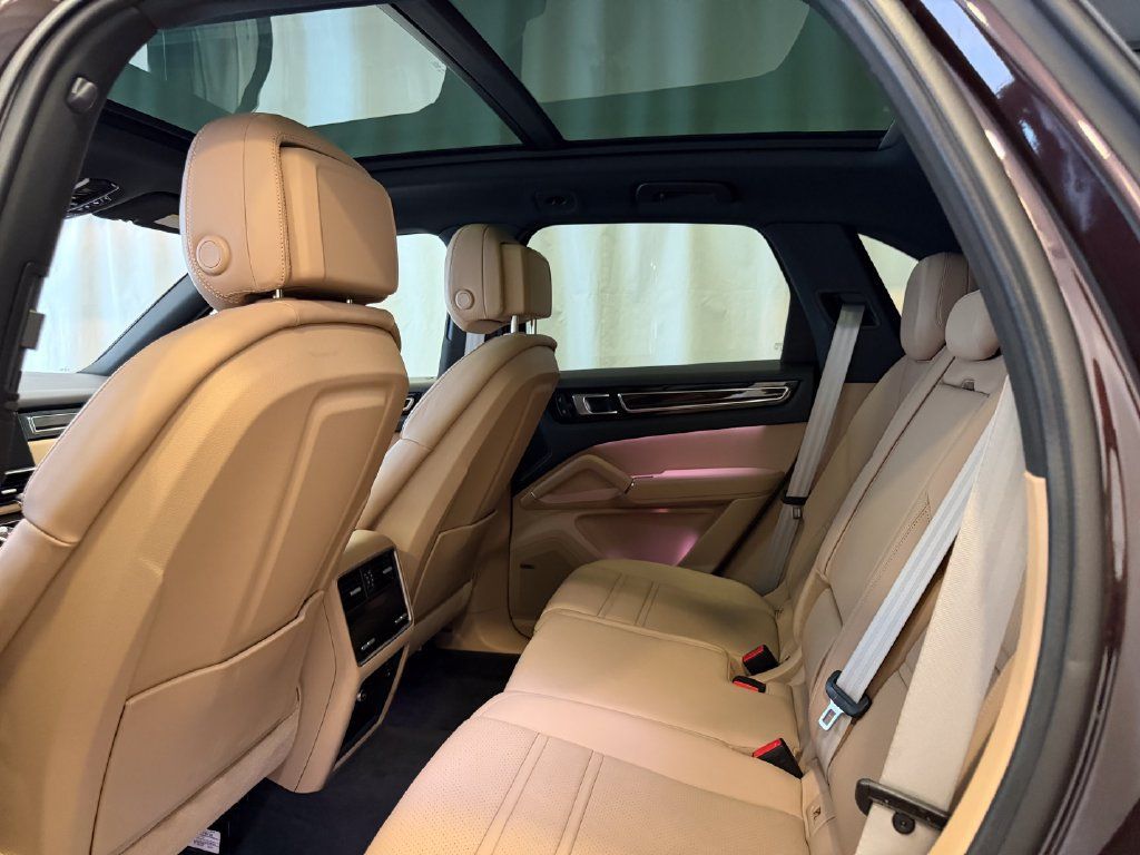 Certified 2023 Porsche Cayenne Platinum Edition AWD/4WD image 25