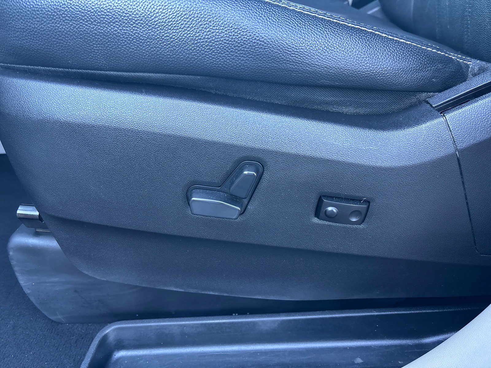 Used 2016 Chrysler Town & Country Touring FWD image 12