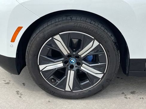 Used 2023 BMW iX xDrive50 w/ Sport Package AWD/4WD image 6
