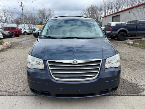 Used 2009 Chrysler Town & Country Touring FWD image 2