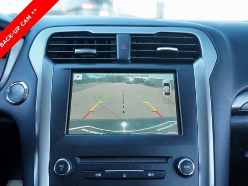 Used 2018 Ford Fusion SE w/ Fusion SE Technology Package image 9