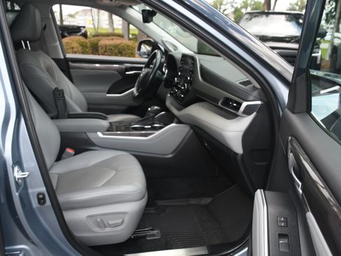 Used 2021 Toyota Highlander Limited FWD image 22