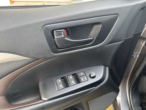Used 2019 Toyota Highlander Plus AWD/4WD image 20