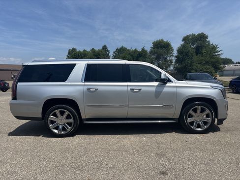 Used 2016 Cadillac Escalade ESV Luxury AWD/4WD image 2