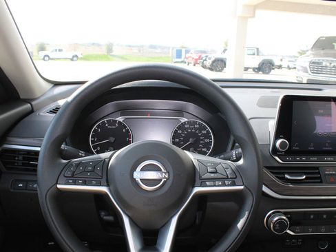 Used 2025 Nissan Altima 2.5 SV image 13