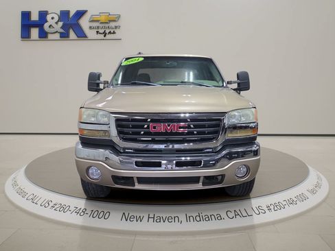 Used 2004 GMC Sierra 2500 SLE w/ Heavy-Duty Power Package AWD/4WD image 2