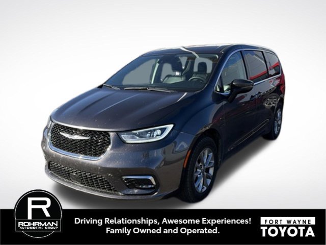 Used 2023 Chrysler Pacifica Touring-L w/ Uconnect Theater Family Group AWD/4WD image 1