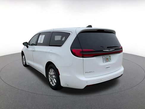 Used 2025 Chrysler Pacifica Select image 11