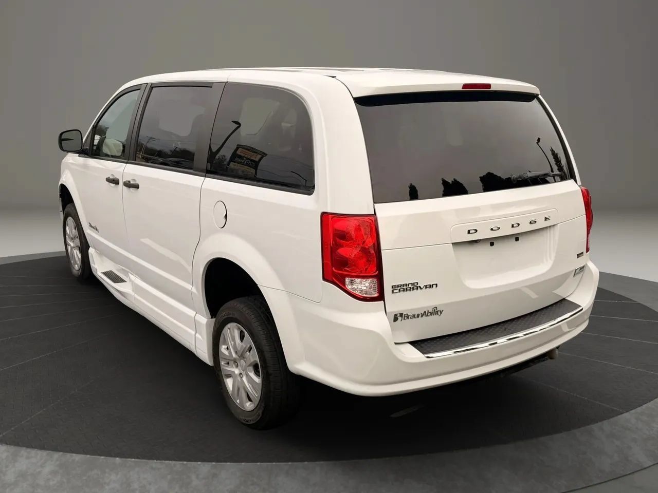 Used 2019 Dodge Grand Caravan SE FWD image 3