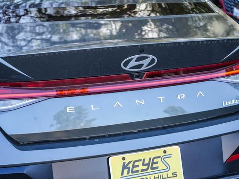 New 2025 Hyundai Elantra Limited image 12
