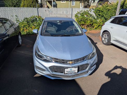 Used 2018 Chevrolet Cruze LT w/ LT Fleet Convenience Package FWD image 9