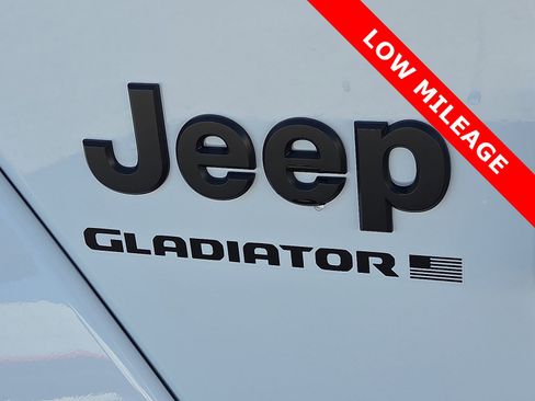 Used 2024 Jeep Gladiator Sport image 8