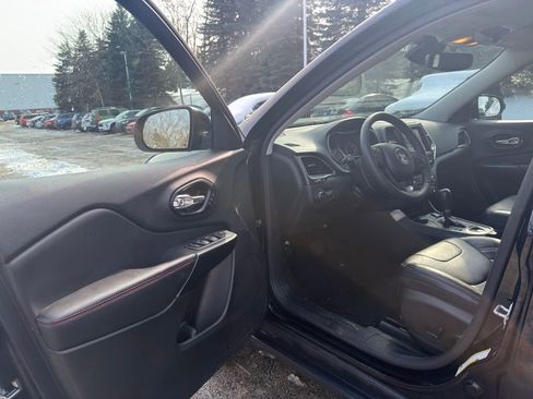 Used 2022 Jeep Cherokee Trailhawk w/ Premium Leather Package image 10