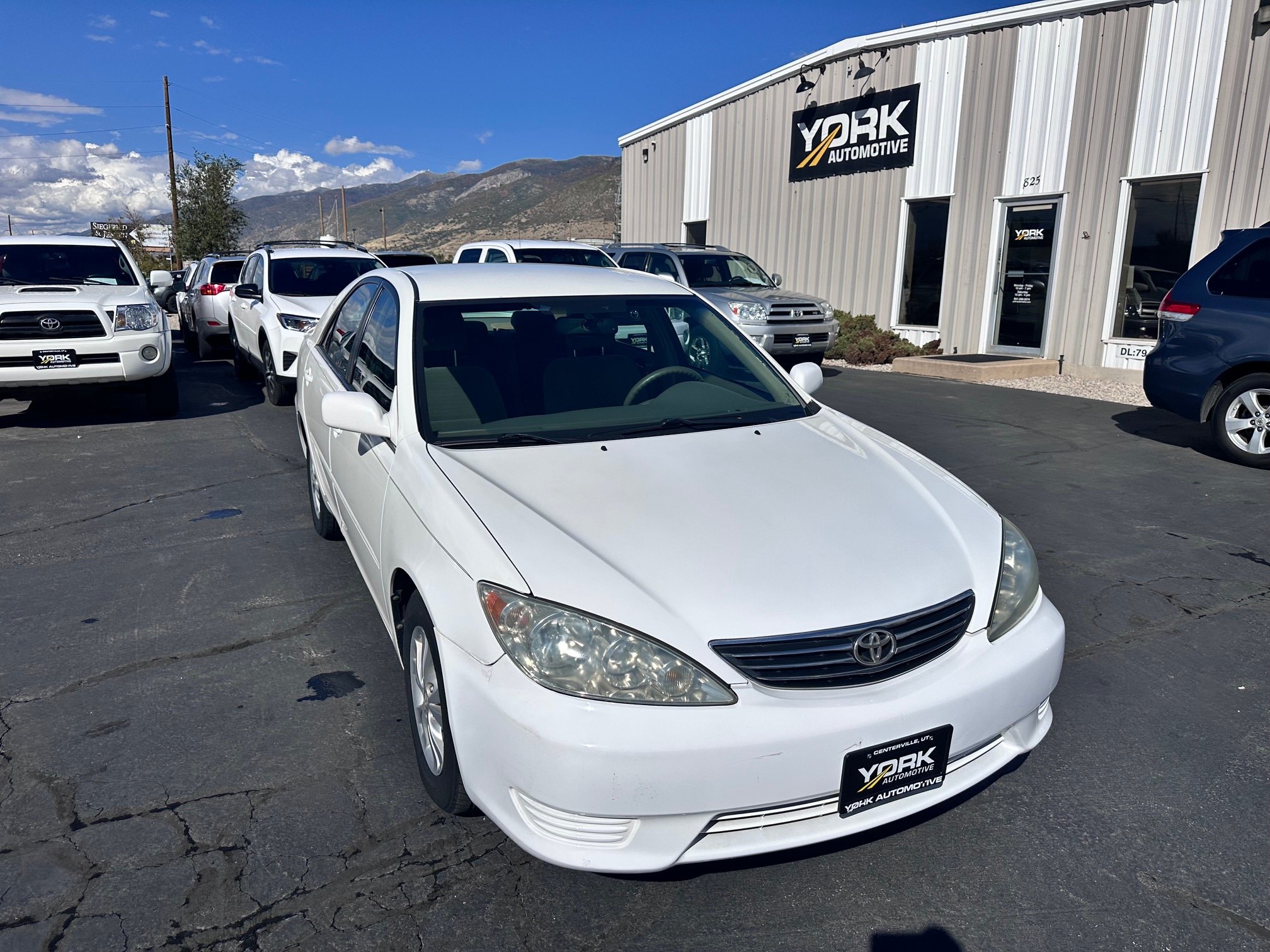Used 2005 Toyota Camry LE FWD image 1