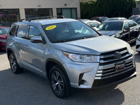 Used 2017 Toyota Highlander LE FWD image 6