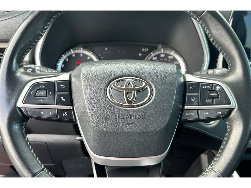 Used 2022 Toyota Highlander XLE FWD image 27