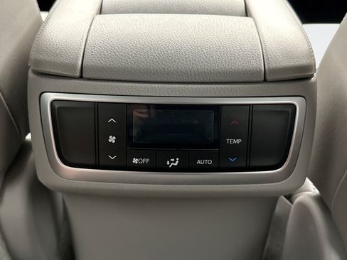 Used 2017 Toyota Highlander Plus AWD/4WD image 18