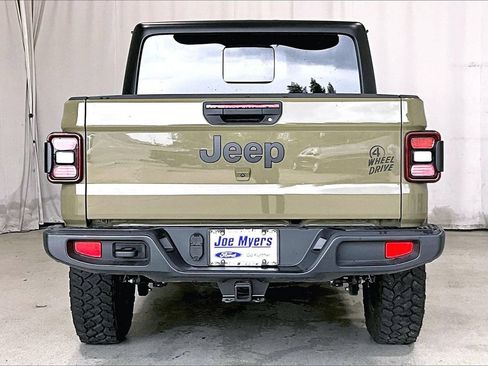 Used 2025 Jeep Gladiator Sport AWD/4WD image 4