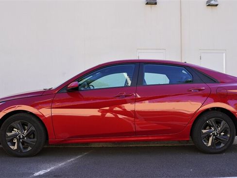 Used 2021 Hyundai Elantra SEL w/ Convenience Package FWD image 2