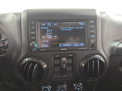 Used 2018 Jeep Wrangler Unlimited Rubicon AWD/4WD image 15