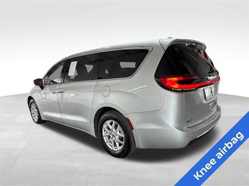 Used 2023 Chrysler Pacifica Touring-L image 7