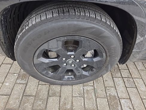 Used 2024 Land Rover Defender 110 X-Dynamic SE image 9