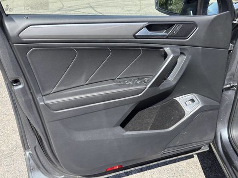 Used 2022 Volkswagen Tiguan SE R-Line image 9