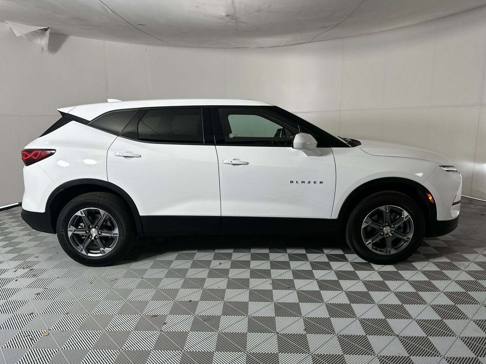 Used 2025 Chevrolet Blazer LT AWD/4WD image 9