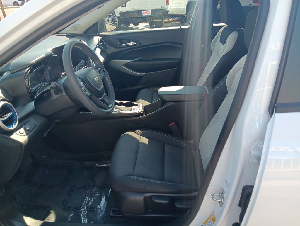 Used 2026 Chevrolet Trax LS FWD image 9