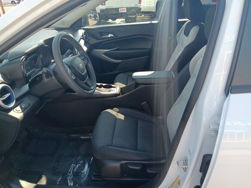 Used 2026 Chevrolet Trax LS FWD image 9