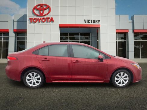 Used 2025 Toyota Corolla LE image 2