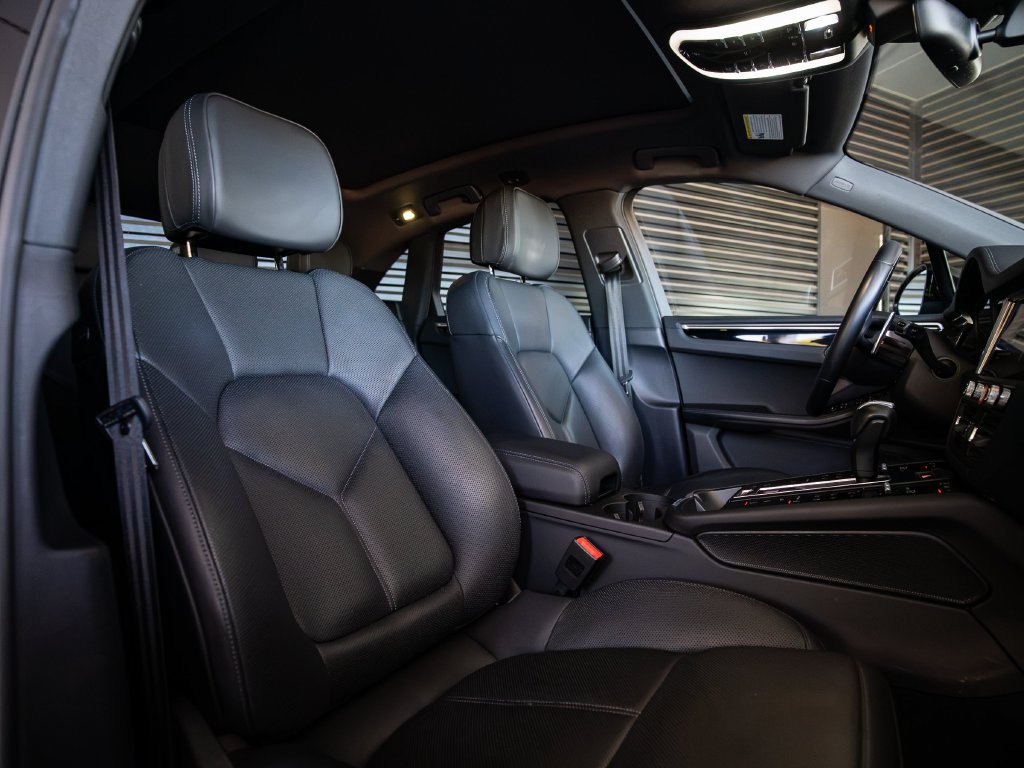 Certified 2023 Porsche Macan S AWD/4WD image 29
