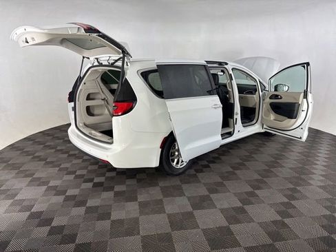 Used 2023 Chrysler Pacifica Touring-L FWD image 14