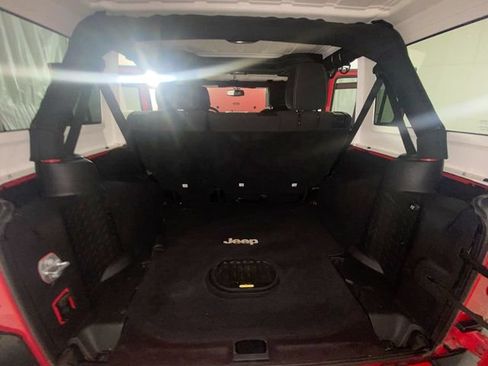 Used 2017 Jeep Wrangler Unlimited Sahara w/ Connectivity Group AWD/4WD image 12