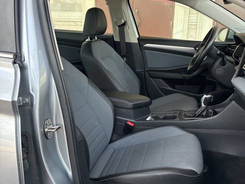 Used 2025 Volkswagen Jetta SE FWD image 8