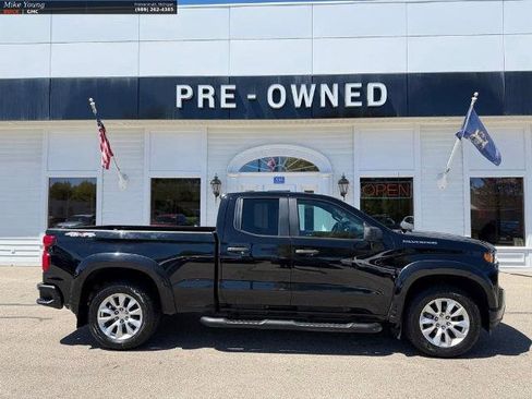 Used 2019 Chevrolet Silverado 1500 Custom w/ Custom Value Package AWD/4WD image 4
