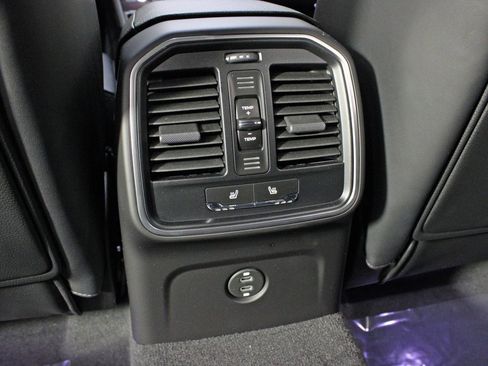 Used 2025 Porsche Macan image 35