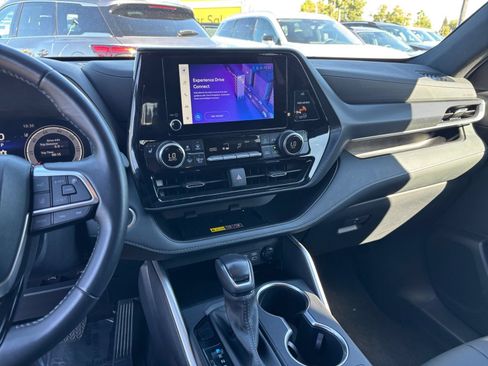 Used 2025 Toyota Highlander XSE AWD/4WD image 14