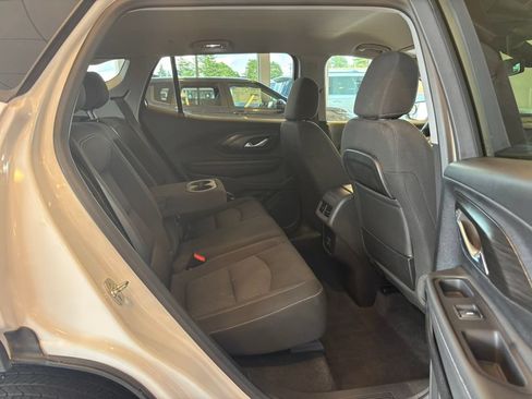 Used 2024 GMC Terrain SLE AWD/4WD image 29