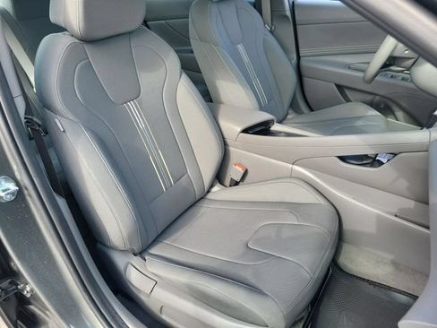 Certified 2025 Hyundai Elantra SEL FWD image 22