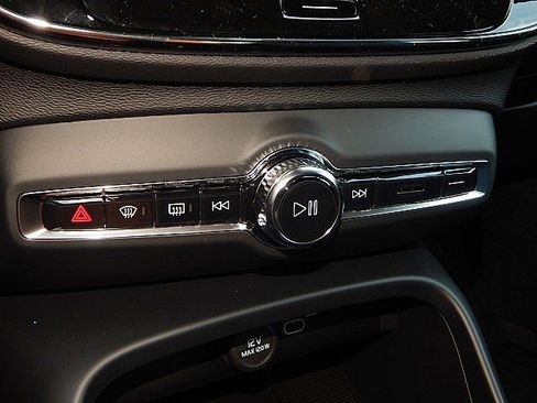 New 2026 Volvo XC40 B5 Ultra w/ Climate Package image 18