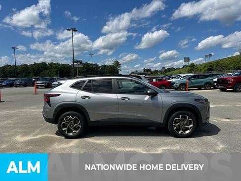 Used 2025 Chevrolet Trax LT w/ LT Convenience Package FWD image 4