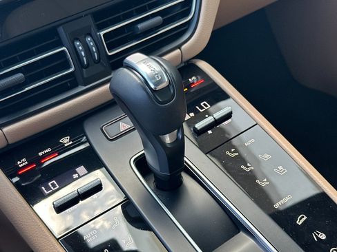 Certified 2023 Porsche Macan AWD/4WD image 22