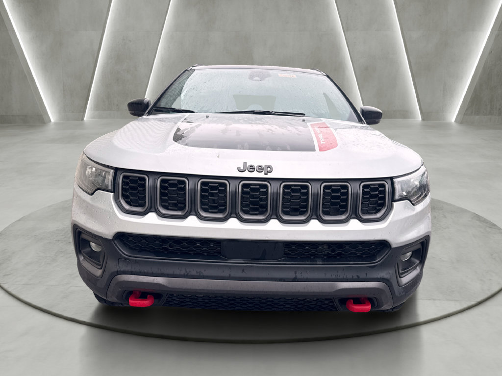 Used 2025 Jeep Compass Trailhawk AWD/4WD image 2