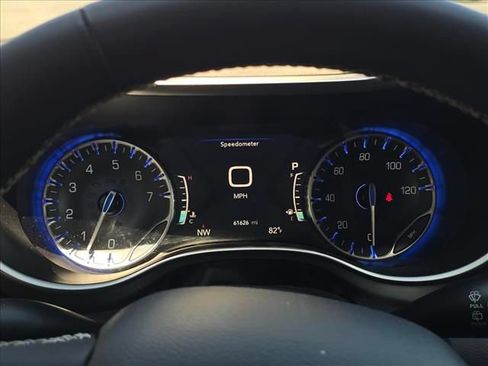 Used 2023 Chrysler Pacifica Touring-L FWD image 14